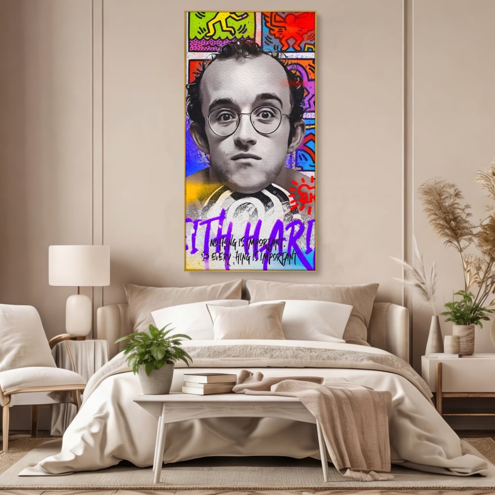 Tablou canvas cu tablou canvas cu portret alb negru si grafica keith haring, in rama de aluminiu auriu, pe perete intr-un dormitor